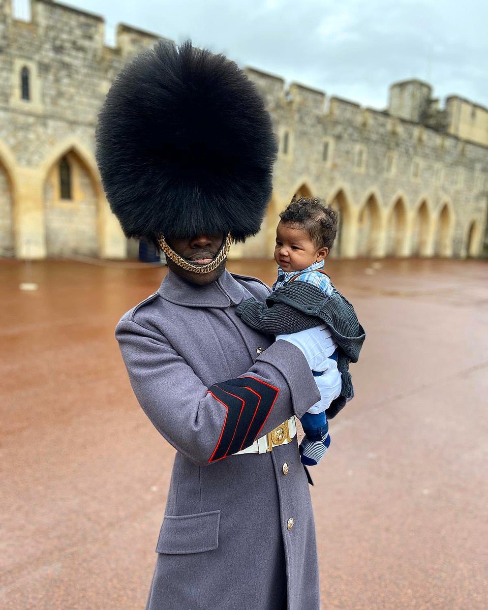GrenadierGds's tweet photo. A #FathersDay treat for LSgt Adom as he gets a surprise visit from his son whilst on Guard at Windsor Castle https://t.co/GY3PLOAyXD