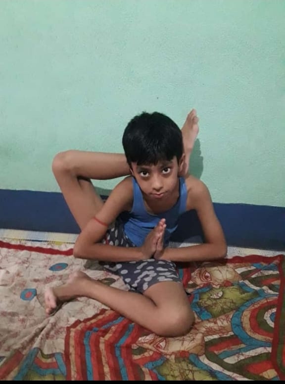#cscpeyoga अंतराष्ट्रीय योग दिवस के अवसर पर.....,.बेहतर शारीरिक एवं मानसिक स्वास्थ के लिए प्रतिदिन करें योग l योग शरीर, मन एवं भावनाओ को संतुलित करने का एक साधन <a href="/JharkhandCMO/">Office of Chief Minister, Jharkhand</a> <a href="/HemantSorenJMM/">Hemant Soren</a> <a href="/prdjharkhand/">IPRD Jharkhand</a> @DPROSARAIKELA. <a href="/dintya15/">dinesh tyagi Retd IAS</a> <a href="/cscskl/">CSC Seraikela-Kharsawan Jharkhand</a> <a href="/KundanKumarCSC/">KUNDAN KUMAR</a>
