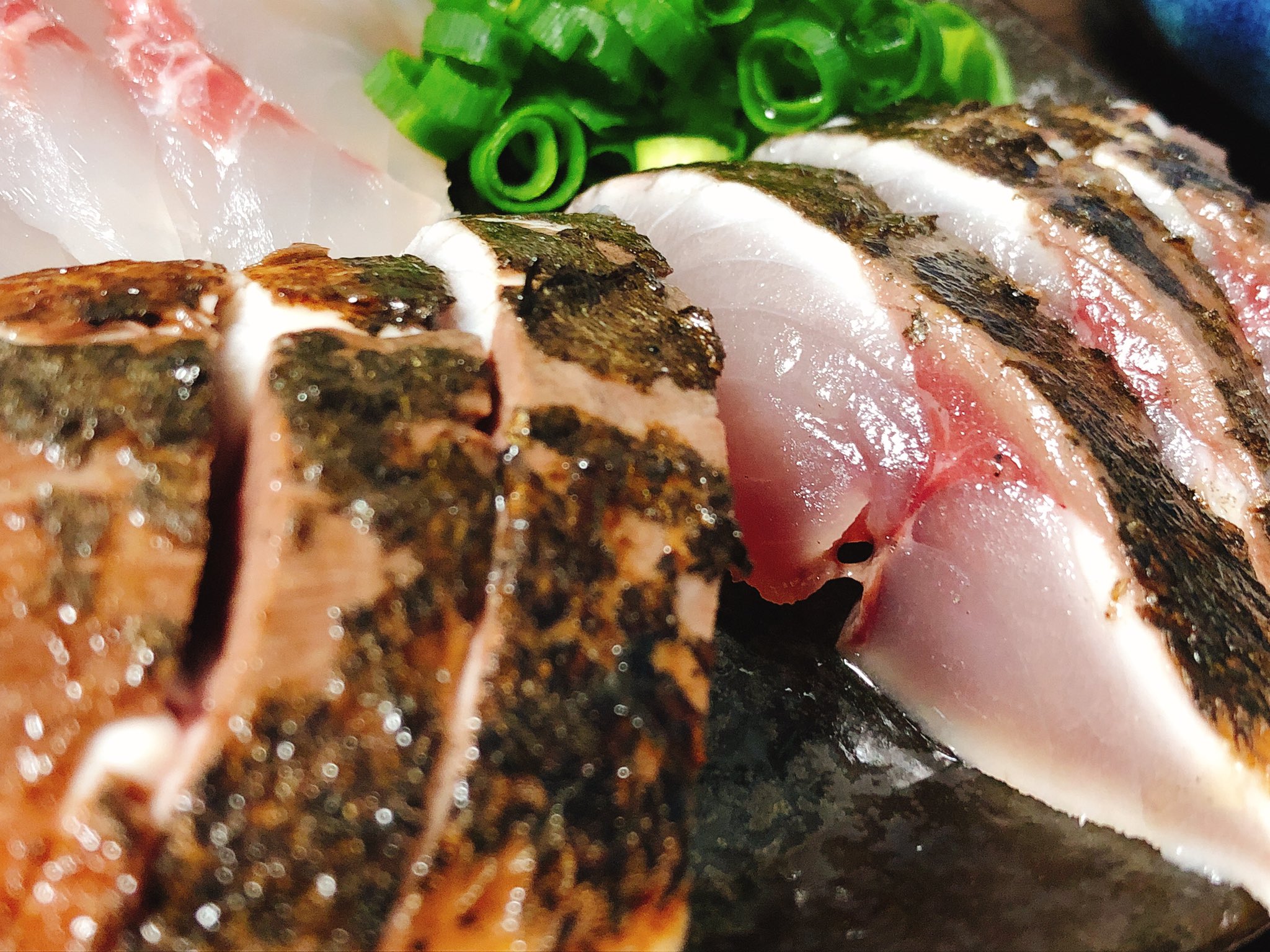 ぺんぺん イサキのお刺身と ゴマサバの浅〆しめ鯖 イサキは鮮度が良いならではのコリコリした食感で旨味も充分 皮目の脂も甘い しめ鯖は 半ナマなので ほぼ刺身 釣りたてだからこそ味わえる贅沢やね 炙った香ばしさのアクセントがgood