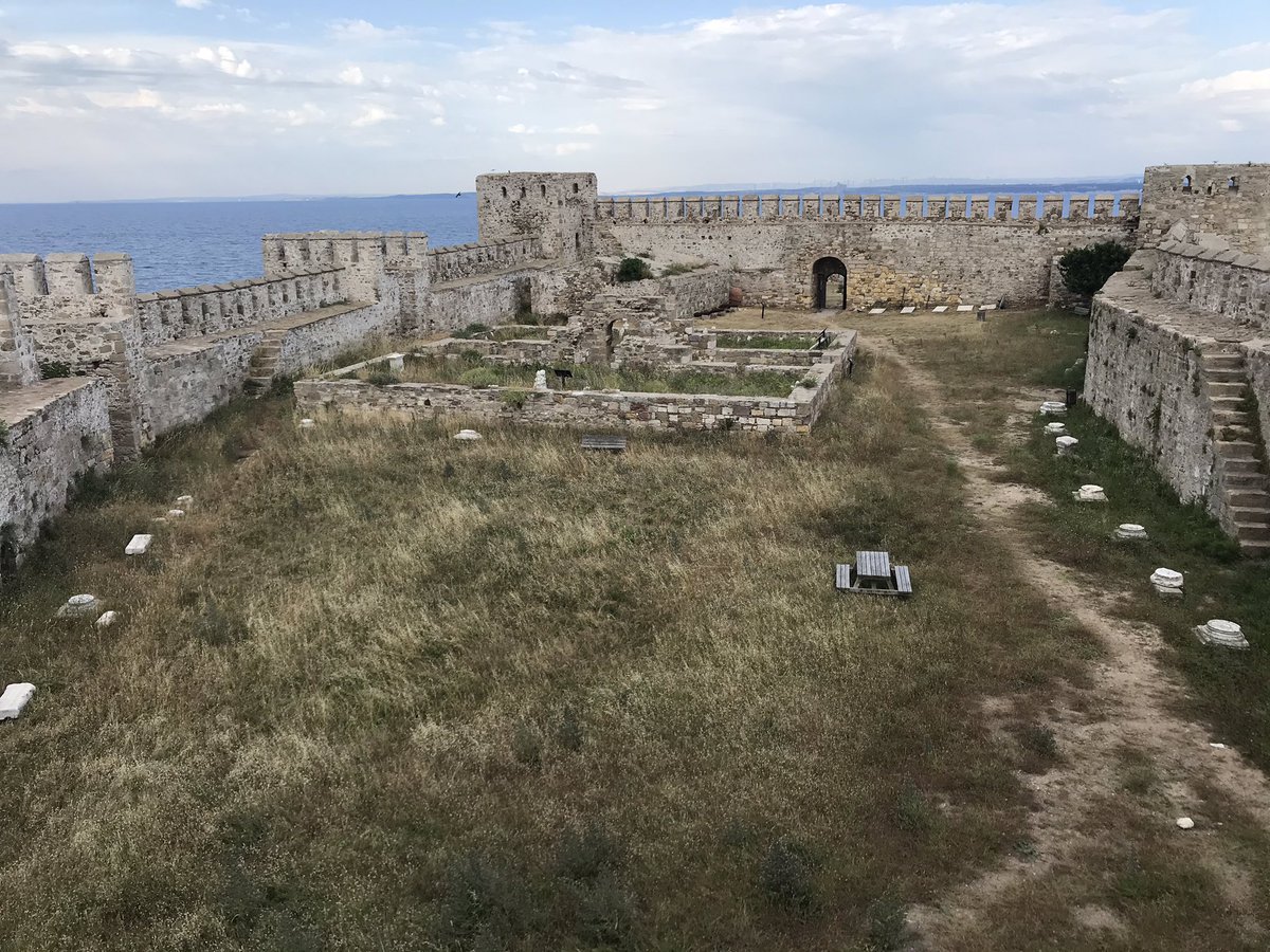 Bozcaada Kalesi’ni geziyorum. Kalenin avlusu bel hizasına kadar ot bağlamış. Adanın tarihi ve turistik bakımdan el üstünde tutulması gerekmez mi? Kaymakamlık ve belediye niye bakım yapmıyor? Üstelik girişte 6 TL alınıyor. Otları bile yolmuyorsanız bu para nereye harcanıyor?