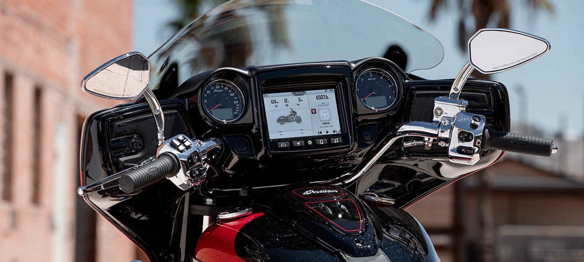 MotorBeam's tweet image. The #IndianChieftain Elite is an exclusive &amp;amp; bespoke cruiser motorcycle.
All Chieftain Elites will be hand-painted in a unique marble paint scheme. This marbling process in the paint ensures that no two Chieftain Elite look the same. This paint job alone takes 25 hrs to complete