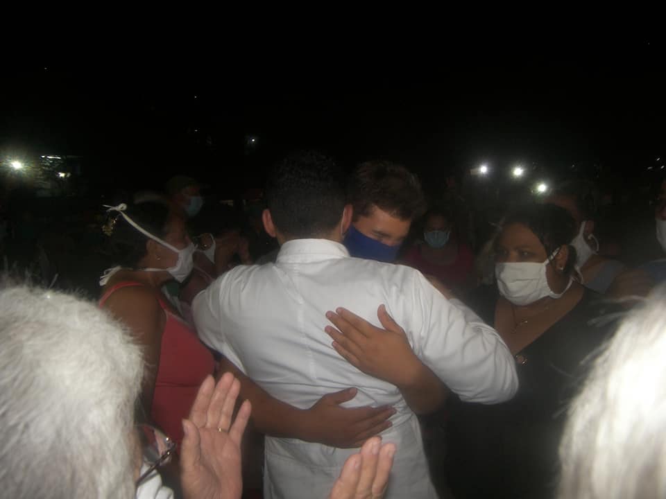 #BienVenidosACasa Regreso de los médicos de #CiegodeAvila de su misión en Lombardía 🇮🇹en la lucha contra el #COVID__19 🇨🇺😷👏 @caridadPicartT <a href="/Gg_2014Sandra/">Sandra Gutiérrez G.</a> <a href="/joaquinsglez/">Joaquín</a> <a href="/MaiteVegaP/">Maite Vega P</a> <a href="/IvanezOsvaldo/">Osvaldo Ivañez Gonzalez</a> <a href="/CutinoMiladys/">Miladys Causilla Cutiño</a> <a href="/radio_cubana/">Radio Cubana</a> <a href="/mtycubanita1/">m@tycubanita</a> @chamberohoy 
<a href="/SiempreYunior/">SiempreYunior</a> @nijutohe