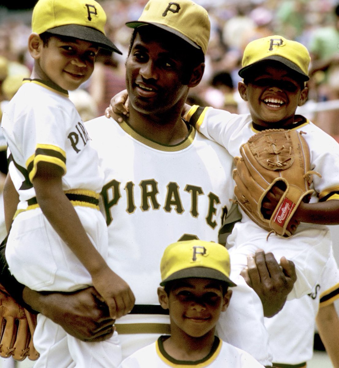 Baseball In Pics on X: Roberto Clemente with his sons.  #HappyFathersDay2020  / X