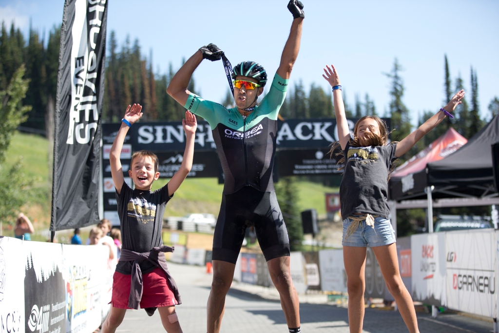 Happy Father’s Day to all the great mountain biking dads 🚵‍♂️  out there! Cycling is a great sport to share with your kids at any age.
📸 <a href="/gibbymtbphoto/">John Gibson</a> @dark_horse_company