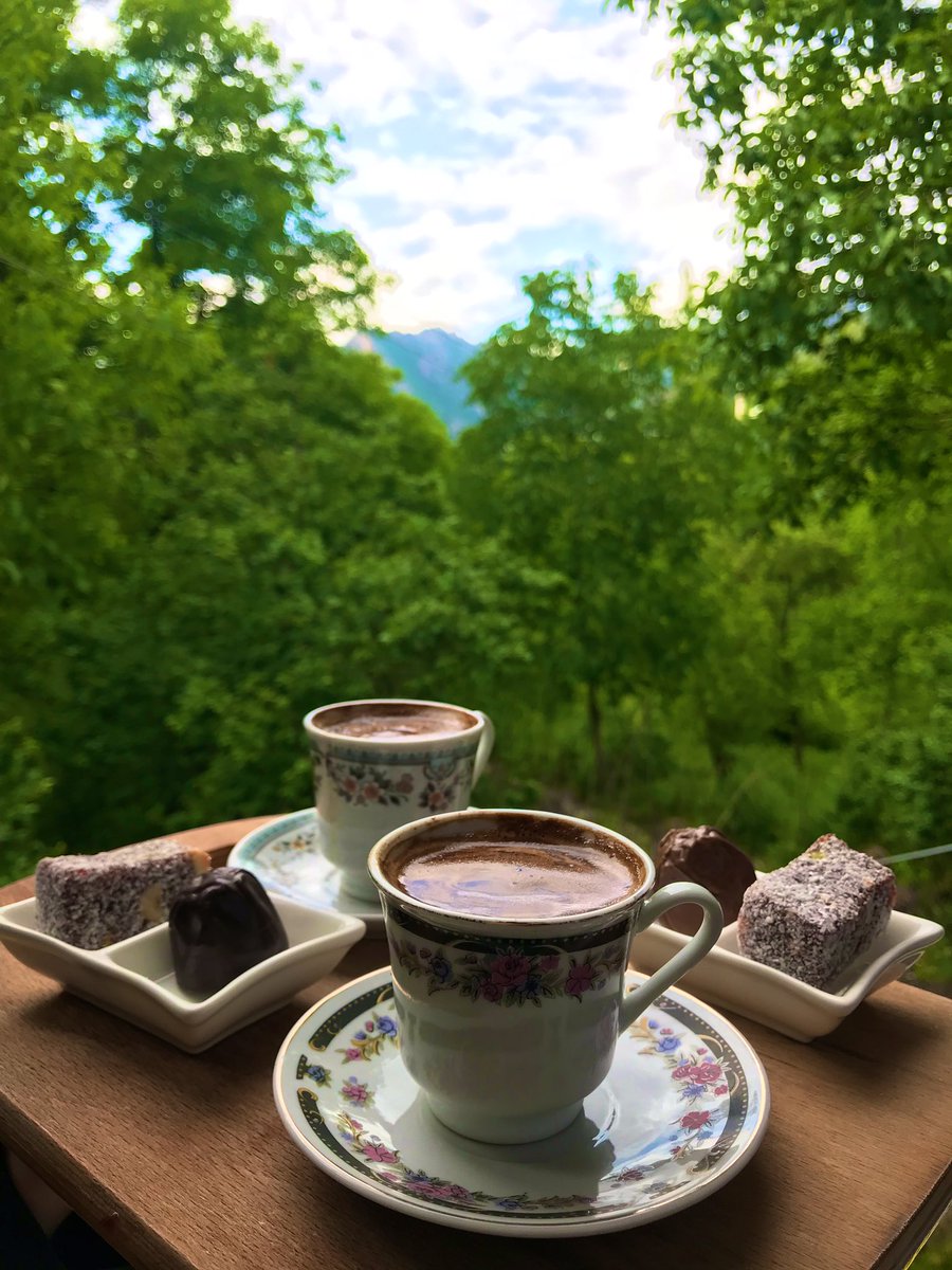 Hala evine gelince yemek, çay, kahve, meyve evrelerini geçmeden gidemiyorsun😄