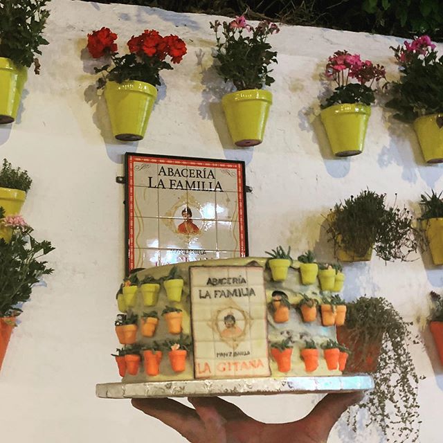Tarta para la inauguración del nuevo local de abacería La Familia. Se decoró con el mismo diseño que tiene el local y sabemos que se llevaron una gran sorpresa cuando la vieron. #cake #tartapersonalizadas #dulcemarietartas #montequinto #panypiu #sevilla @abacerialafamilia