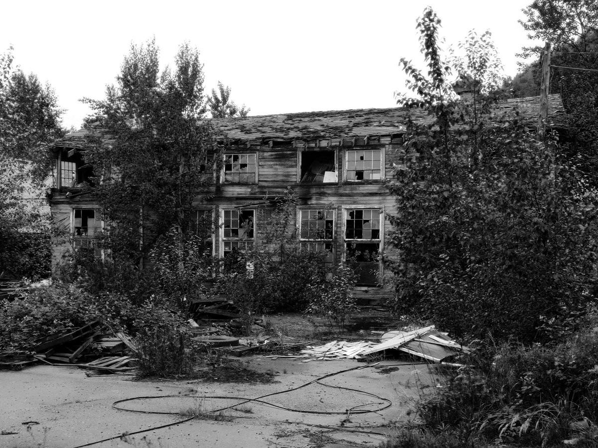 geordiemuppet's tweet photo. Spotting a fascinating #BrokenBuilding off the side of the road. Wondering what the #history is. #blackandwhitephotography #BlackAndWhite #Ruined https://t.co/rxmqngrzhY