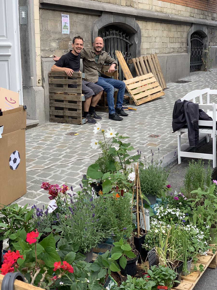 citizen_garden's tweet image. We make new friends when we build things together on the street for the community.