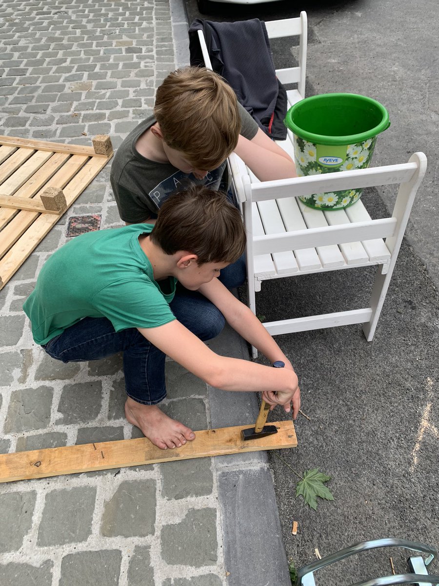 citizen_garden's tweet image. We make new friends when we build things together on the street for the community.