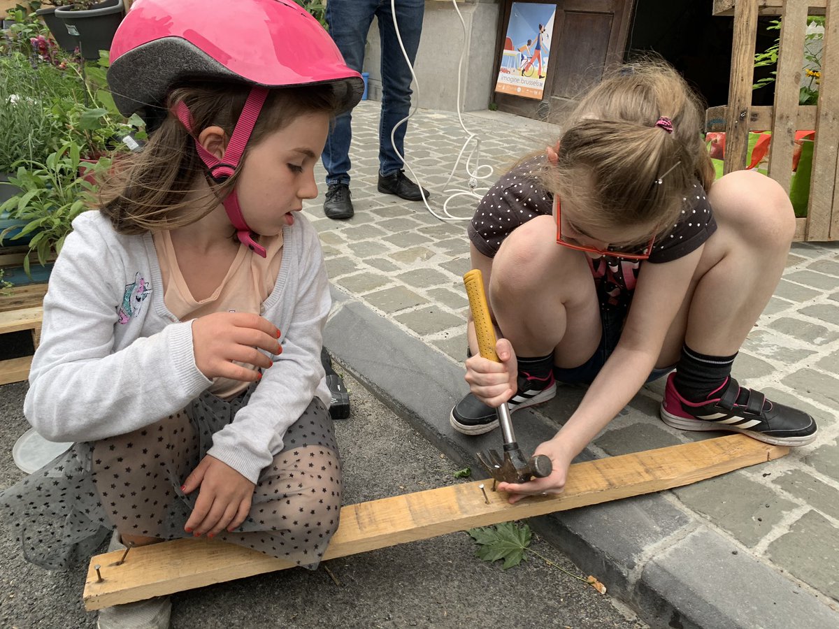 citizen_garden's tweet image. We make new friends when we build things together on the street for the community.