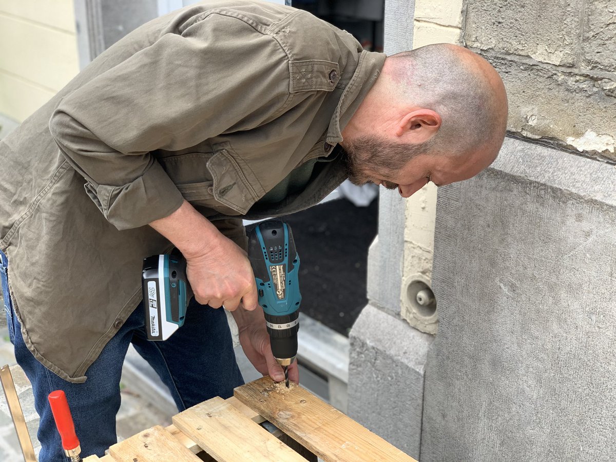 citizen_garden's tweet image. We make new friends when we build things together on the street for the community.