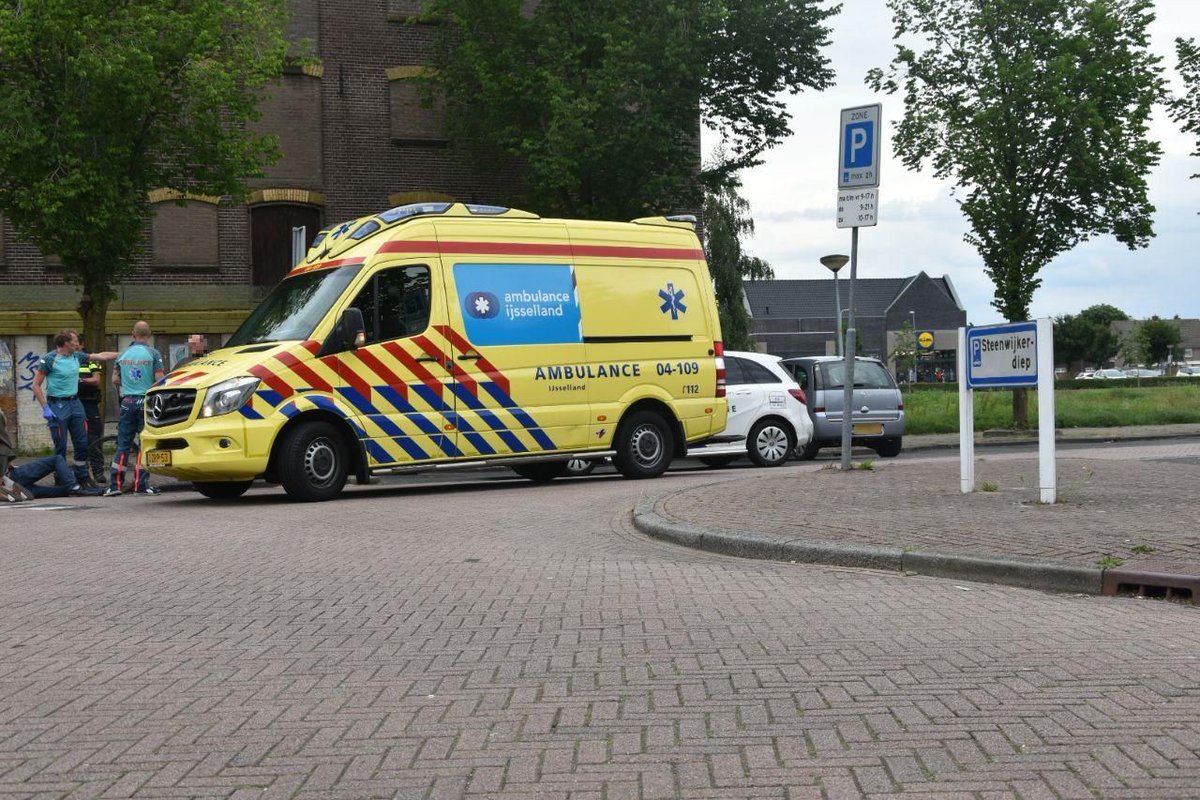 Fietser lichtgewond bij aanrijding met auto in Steenwijk .