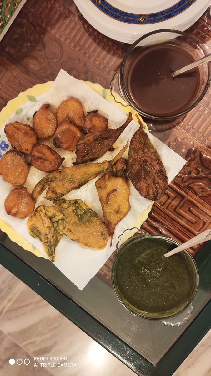 Sunday done right! 
Chai pakora party!! Anyone care for a bite🥳

#sundaysupplement #foody