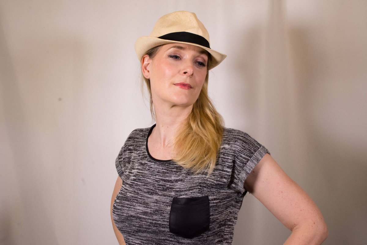 doctoranne_'s tweet image. Confused? Let me help! What are the best sunscreens for sensitive or acne-prone skin - Chemical or physical? Ask Doctor Anne buff.ly/3d8RQ1I #doctoranne #sunscreen #sunscreentips #skincaretips #efficientskincare #beautydoctor