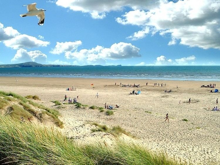 Cefn Sidan ("Silken Ridge") is a spectacular 8-mile long golden beach on the Carmarthenshire coast.But its beauty belies a savage past, dating to its time as a major shipping route, exporting coal and tin from booming industries.This is Wales' Skeleton Coast…THREAD 