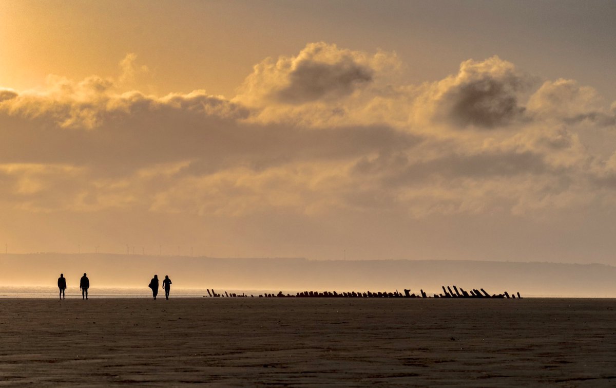 Cefn Sidan ("Silken Ridge") is a spectacular 8-mile long golden beach on the Carmarthenshire coast.But its beauty belies a savage past, dating to its time as a major shipping route, exporting coal and tin from booming industries.This is Wales' Skeleton Coast…THREAD 