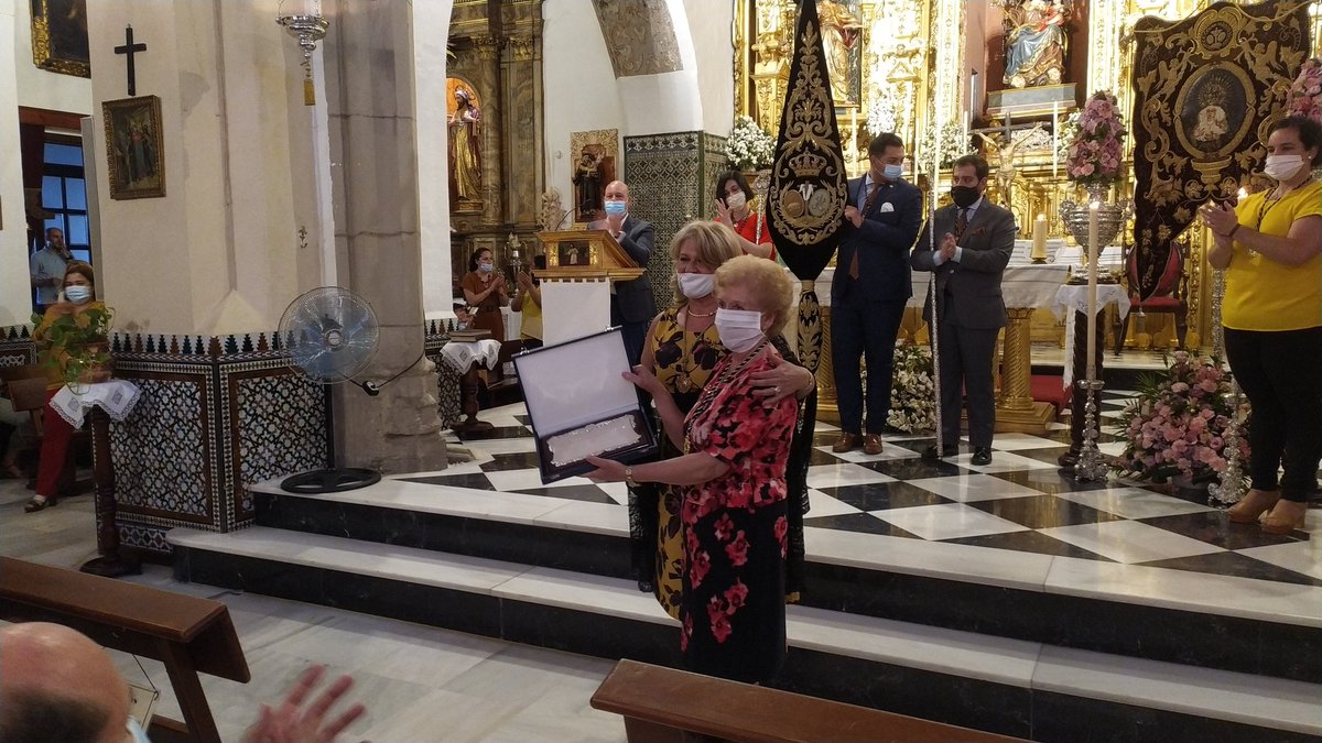 ENTREGA DE LOS DISTINTIVOS CONMEMORATIVOS A LOS HERMANOS CUMPLEN 75 AÑOS EN EL SENO DE LA HERMANDAD. 

N. H. Dña. Manuela Tristán Carbonell