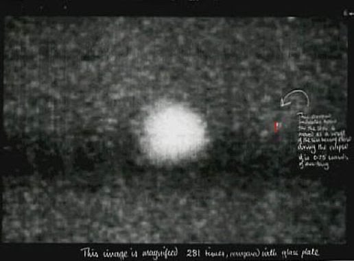 The breakthrough photograph from this 1919 experiment below. The white blob is the star and the red mark on its right shows where it should have been without Sun’s interference! (5/n)