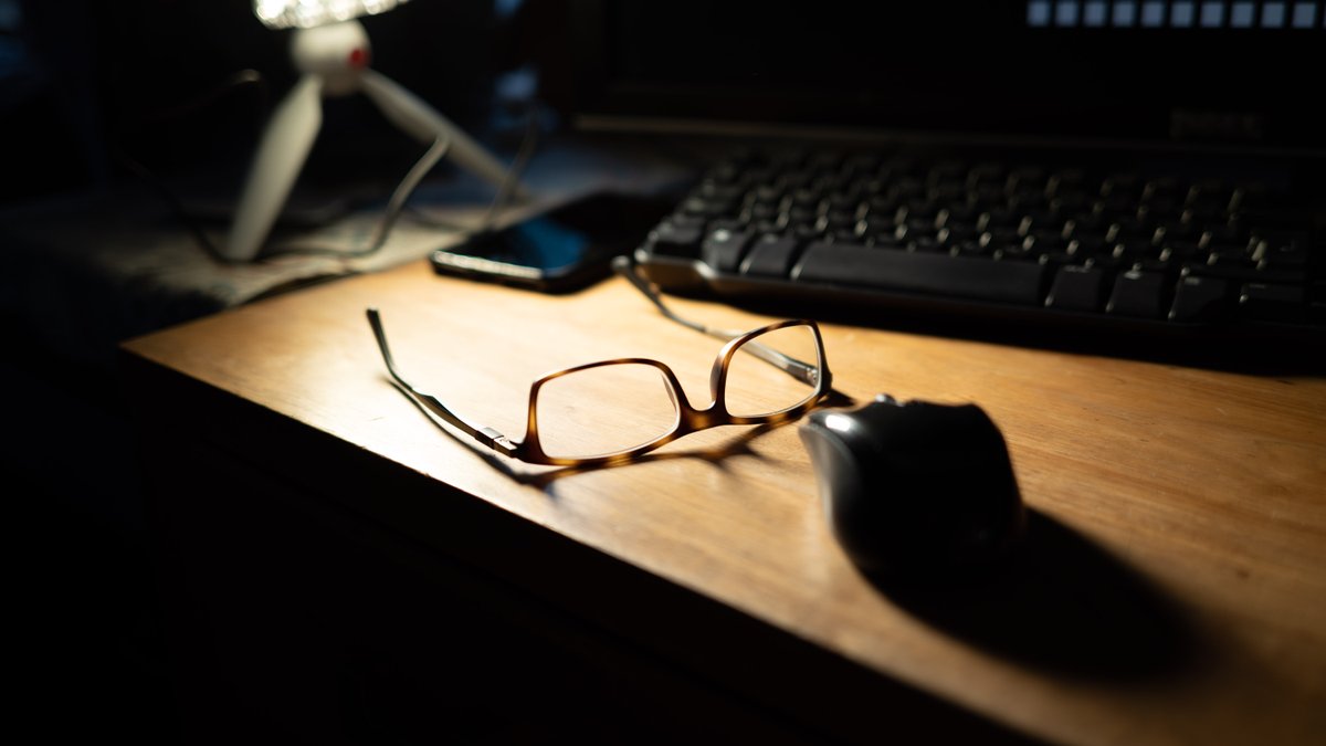 arranphoto's tweet photo. Glasses on a desk with a mouse, keyboard, iPhone and Manfrotto Pixi tripod.
#photography https://t.co/lqTGcsyw0W