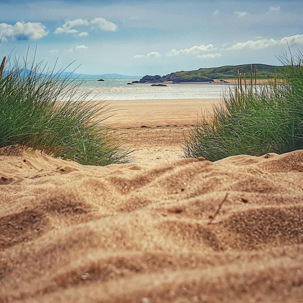 Looking over to Llanddwyn Island 💕 <a href="/Ruth_ITV/">Ruth_TV</a> <a href="/S4Ctywydd/">S4C Tywydd</a> <a href="/AngleseyScMedia/">Anglesey socialmedia</a> <a href="/itvweather/">ITV Weather</a> <a href="/itvcoastcountry/">ITV Coast & Country</a> <a href="/visitwales/">Visit Wales 🏴󠁧󠁢󠁷󠁬󠁳󠁿</a>