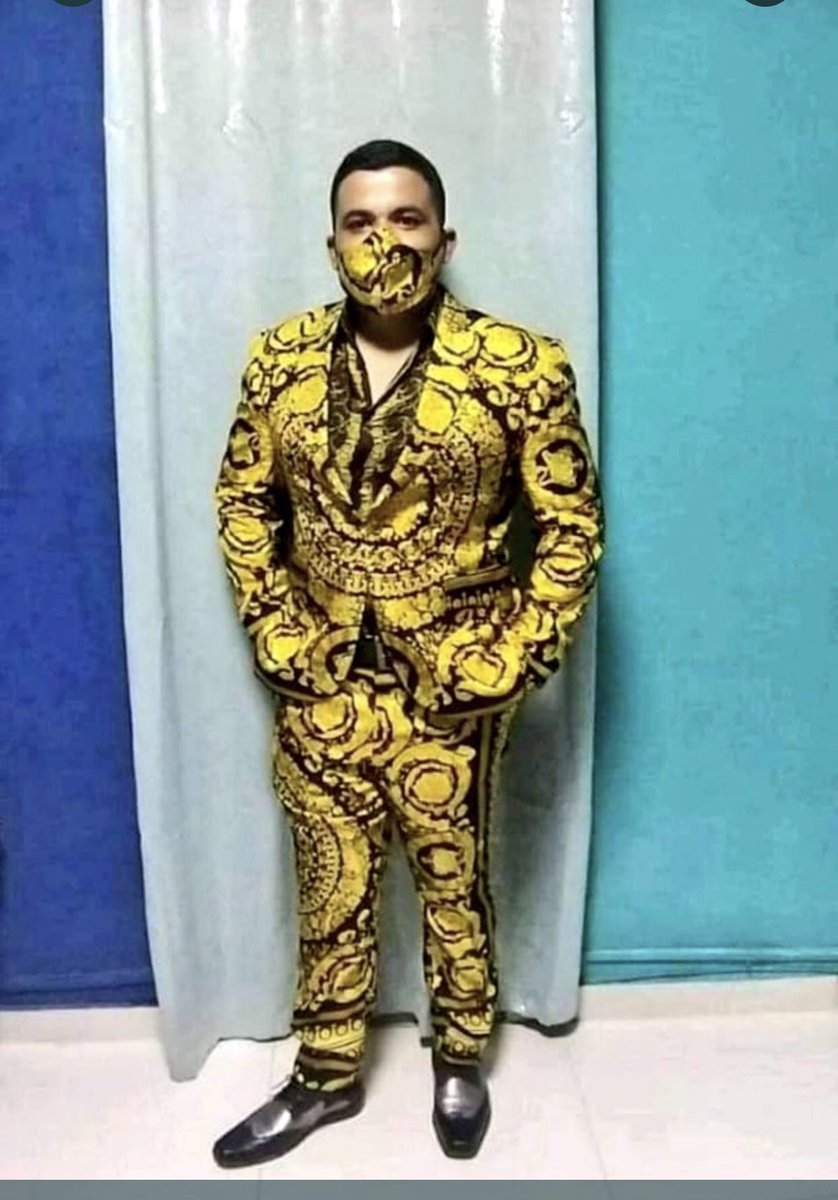 Pedroguggiari's tweet photo. Me preguntaron que pensaba acerca del estilo de este abogado, opiné “parece tener  una desesperada necesidad de llamar la atención”. Me preguntaron si era auténtico o ridículo, le dije es autenticamente ridículo.. que prentendían? Que lo aplauda? https://t.co/tFmwQwi0DK