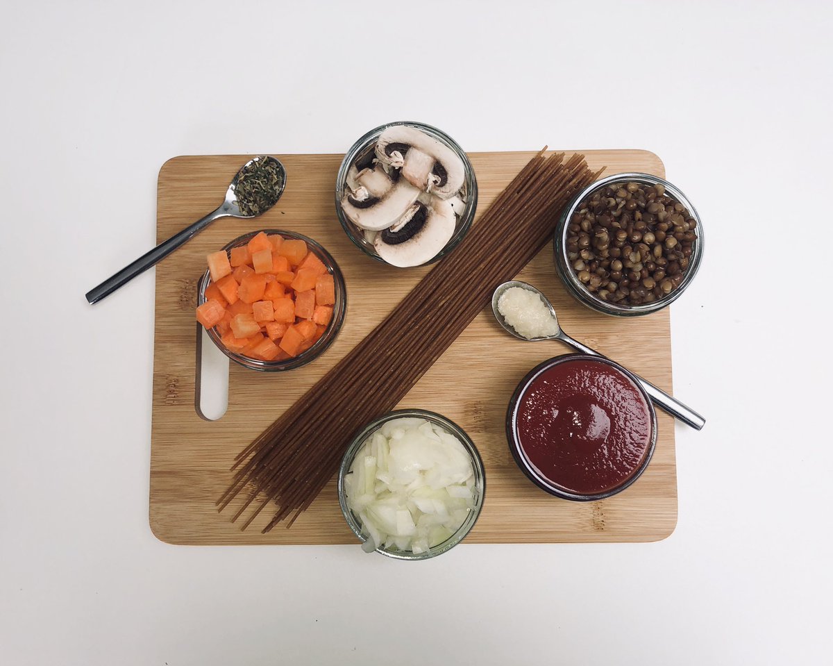 ChloeCowleyRD's tweet photo. 1) Just moved out and looking for EASY and AFFORDABLE recipes? 🍽
Why not try my Lentil Bolognese linked below 👇 
Reducing meat 🐮 and REPLACING with plant protein 🌿 can improve your HEALTH and the ENVIRONMENT 😍🌍
https://t.co/HvqUh7Ex7U #sustainablediets #OneBlueDot #Diet603 https://t.co/4GlJPbuvDC