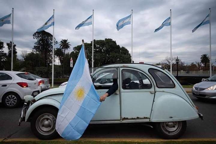 OFormiccino's tweet photo. El pelotudo se cree un revolucionario rompiendo la cuarentena en una poronga para defender a un estafafador q violo el aislamianto en su yate de 2 millones de dolares, son un chiste caminando!! #TodosSomos2Cv https://t.co/TRH5FfQpLN