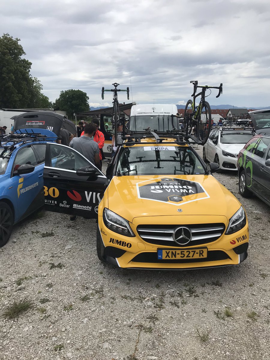 Only one car for  @rogla and  @JumboVismaRoad