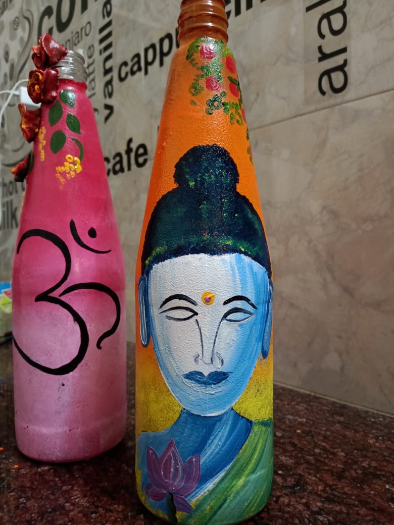 ChetnaSingh0312's tweet photo. #CreativeRampur
#TASK_No_1
OBJECT PAINTING
THEME : SPIRITUAL @DeoRampur
#painting on bottles https://t.co/ykcj1ZCArj