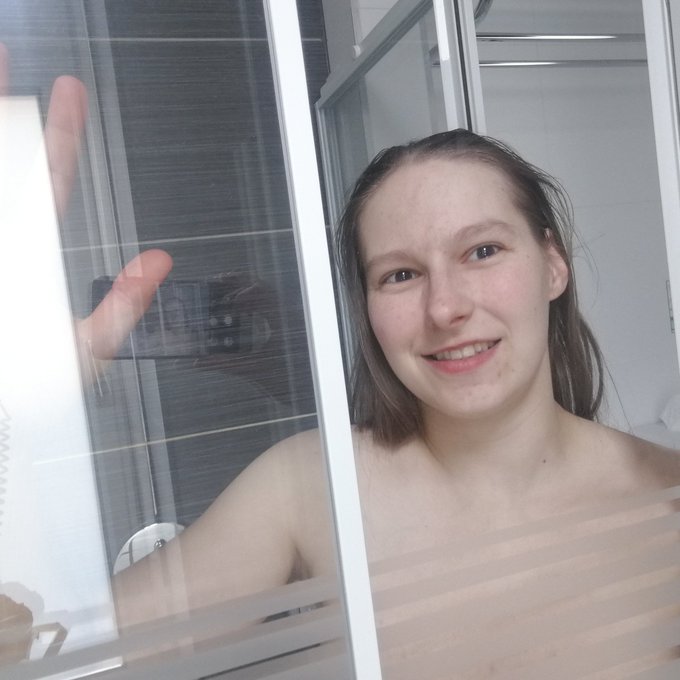 Schnell duschen und dann geht's gleich wieder los zum n&auml;chsten hei&szlig;en Shooting bei den @Ersties !!!  #dusche<a href="/tag/berlin"class="tags"><span>#berlin</span></a><a href="/tag/hotel"class="tags"><span>#hotel</span></a><a href="/tag/heiss"class="tags"><span>#heiss</span></a><a href="/tag/gutenmorgen"class="tags"><span>#gutenmorgen</span></a><a href="/tag/morgens"class="tags"><span>#morgens</span></a><a href="/tag/nackt"class="tags"><span>#nackt</span></a>