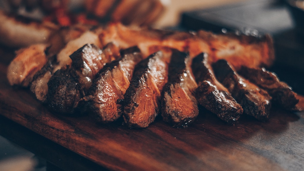 vintaliani's tweet photo. Florentijnse T-bonesteak wie kent het niet. Lees het recept, de achtergrond en bekijk de passende wijnen: https://t.co/Fad5sPho70 https://t.co/YvT197uniL