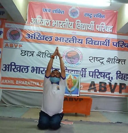 shriniwas_hr's tweet photo. #उत्तिष्ठ_भारत
गीता में भगवान कृष्ण ने योग की व्याख्या करते हुए कहा है-
‘योगः कर्मसु कौशलम्’।
अर्थात्,कर्म की कुशलता ही योग है।

करो योग-रहो निरोग।
योग आत्मा का परमात्मा से मिलन का साधन है।
आज में पटना कार्यकर्ताओ के साथ योग किया।
#योग_दिवस की शुभकामनाएं
@narendramodi @ABVPVoice https://t.co/Dn2m5V1MnC