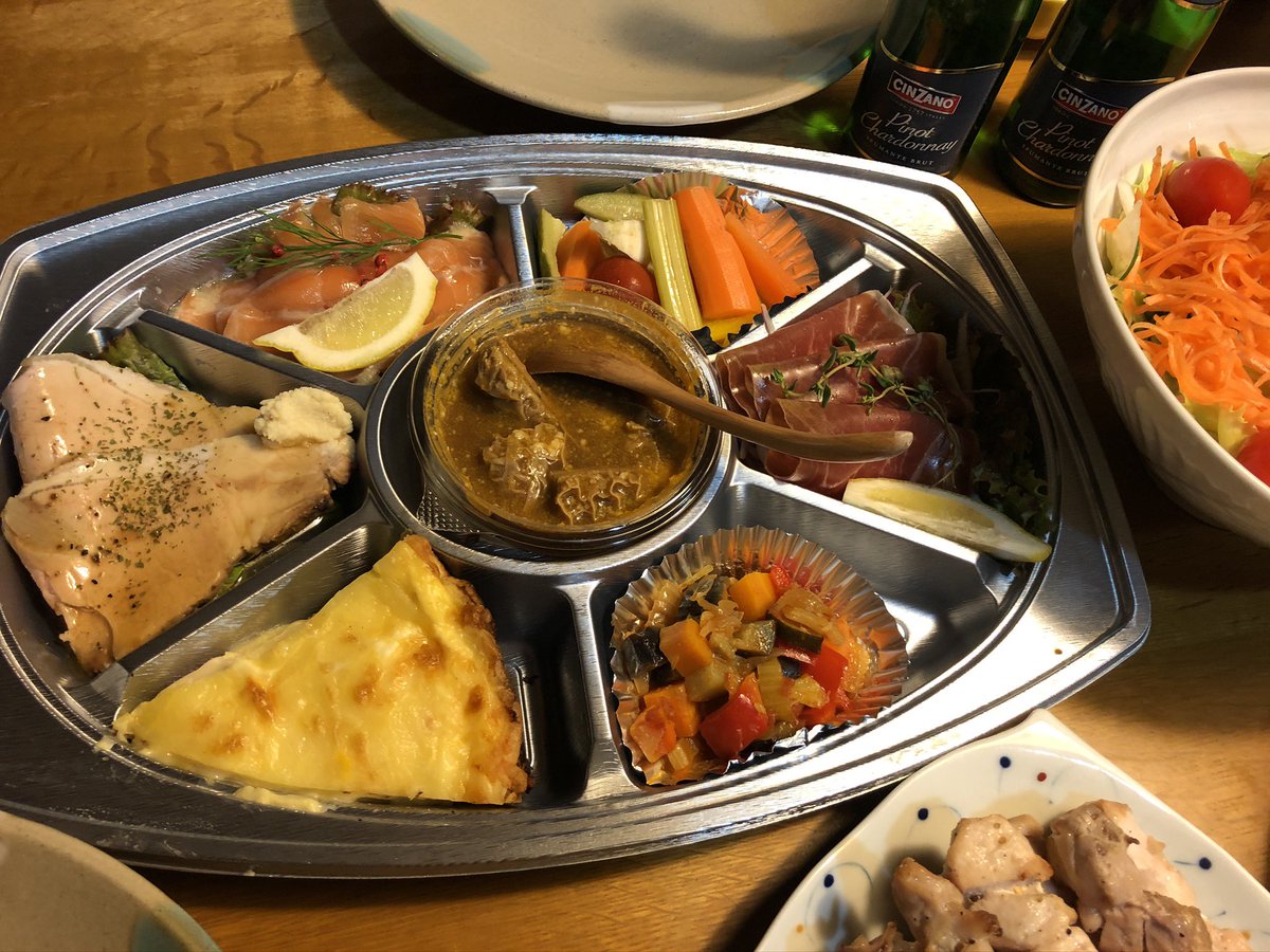 yazawanatori's tweet photo. 東小金井 #LaBergerie (ラベルジュリー)のテイクアウトのオードブル。父の日なので(よい理由!)夕飯に調達。もう最高!ぜんぶ美味しい!!私はキッシュとはベチャッとした食べ物だと思ってたので「こんなにおいしかったんだ〜」と教えてくれたお店。テイクアウトで復活してくれて本当に嬉しい❤️ https://t.co/ALZgKL2NHA