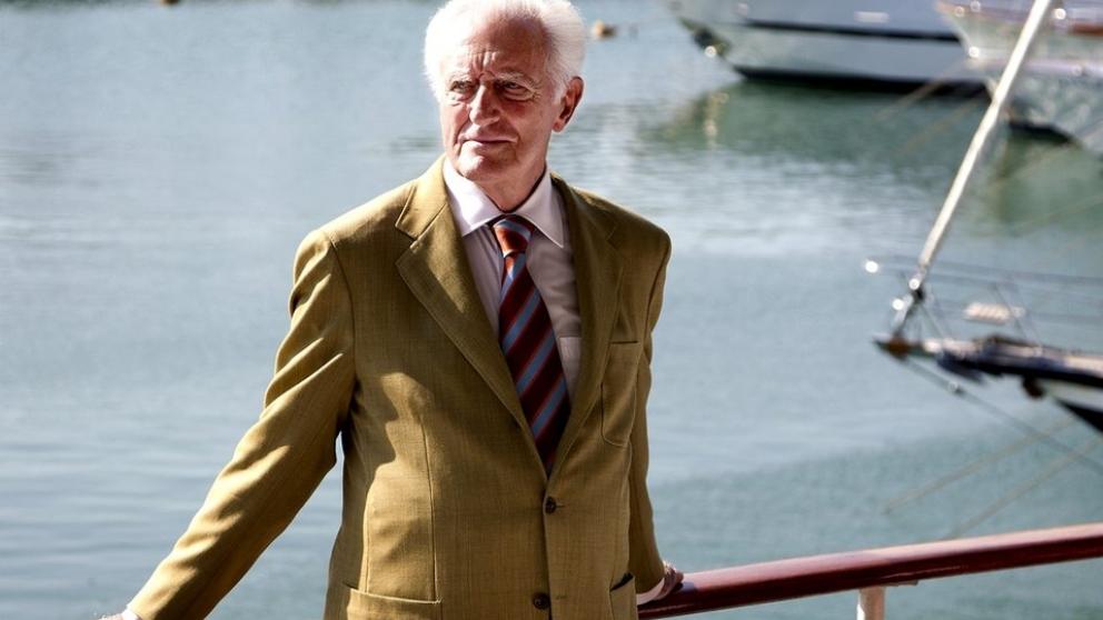 FonsiLoaiza's tweet photo. Se llama Josep Cusí, fue armador del Bribón donde tripulaba el corrupto de Juan Carlos I. Era uno de sus testaferros y pagó 269.000 dólares de la luna de miel de Felipe VI en las islas Fiji como lavadero de dinero. Este catalán no será juzgado. No organizó un referéndum. https://t.co/DWQgnO8CCs