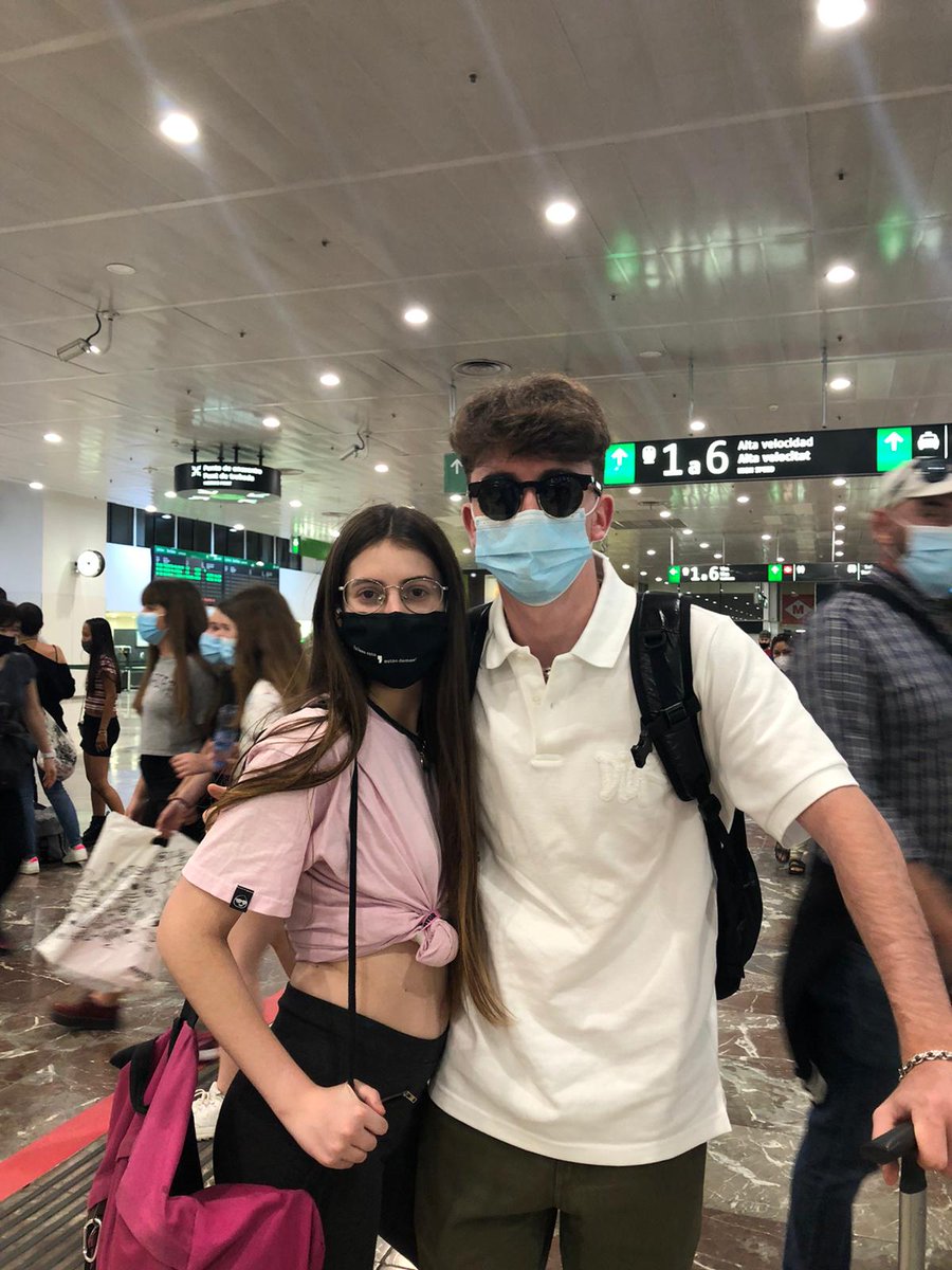 En que momento  me encuentro a <a href="/byCaLiTosYT/">Chaaaaarrrlie</a>  y voy con la mascarilla de y camiseta de <a href="/nilojeda/">Nil Ojeda</a>