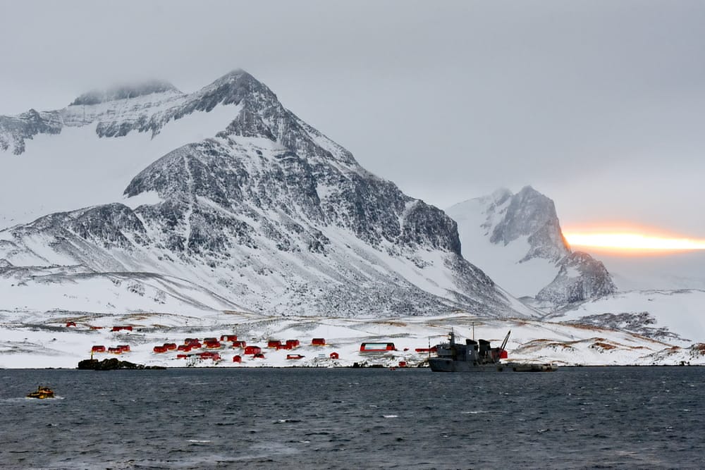 findelmundoar's tweet image. DÍA DE LA CONFRATERNIDAD ANTÁRTICA 🇦🇶|En este día saludamos a todos los argentinos que se encuentran en la Antártida Argentina.

Una fecha emblemática para los antárticos, por ser el día más corto del año y el comienzo del invierno en el hemisferio sur.