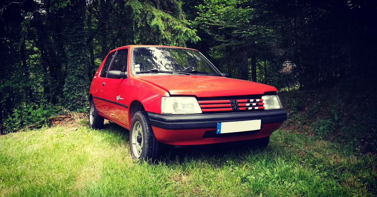 raid_car's tweet image. / Présentation de notre 205 /

Notre petite 205 est une Champion, surnommée Raidy🚦

C'est une série limitée qui fut produite à 4500 exemplaires🏁

Au niveau de la motorisation, 1124cm3 pour une puissance de 55ch. C'est une essence. 

Elle fêtera d'ailleurs ses 30ans en 2021! 🎂