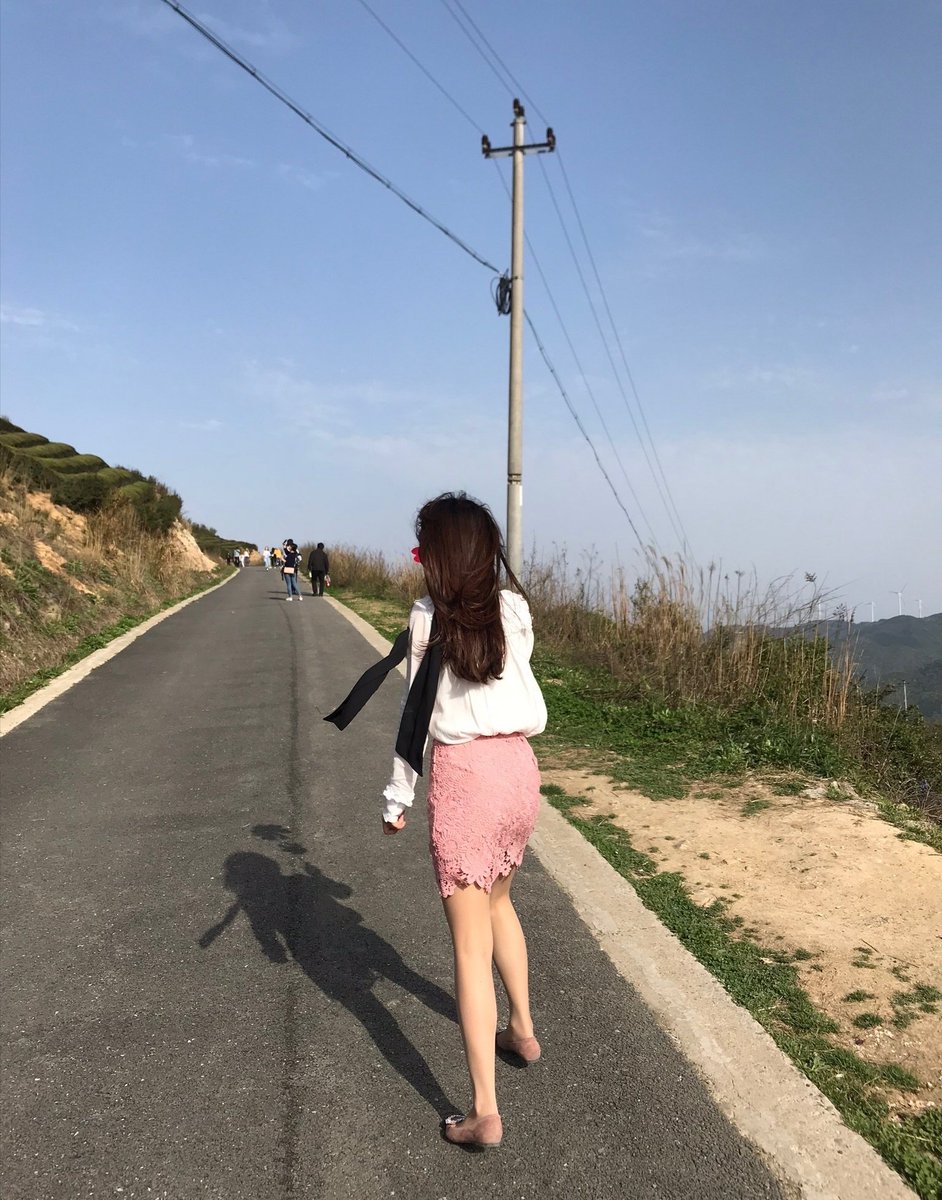 Valueyou2's tweet photo. ＃反差婊 ＃骚母狗 ＃肉便器 ＃公交车 ＃露出 
今天主人带我来爬山，在半山腰���下给主人口，主人还用藤条抽够够的屁股，抽的狗狗屁股一直抖，到酒店继续伺候主人，骚逼被操到抽搐，这种感觉太爽了 https://t.co/wstD243pyW