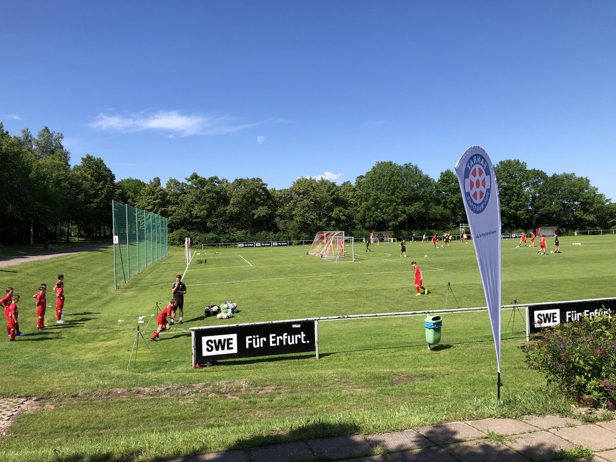 Zipfelmuetze's tweet photo. 🤝 Gemeinsam für @ROTWEISSERFURT beim Sichtungstraining: der #Förderverein Fußballherz (https://t.co/Gq3CYC5Z4T) versorgt die jungen Spieler, der @RWE_Fanrat die Eltern und Gäste. 🔴⚪️ https://t.co/lsGCVPt2NV