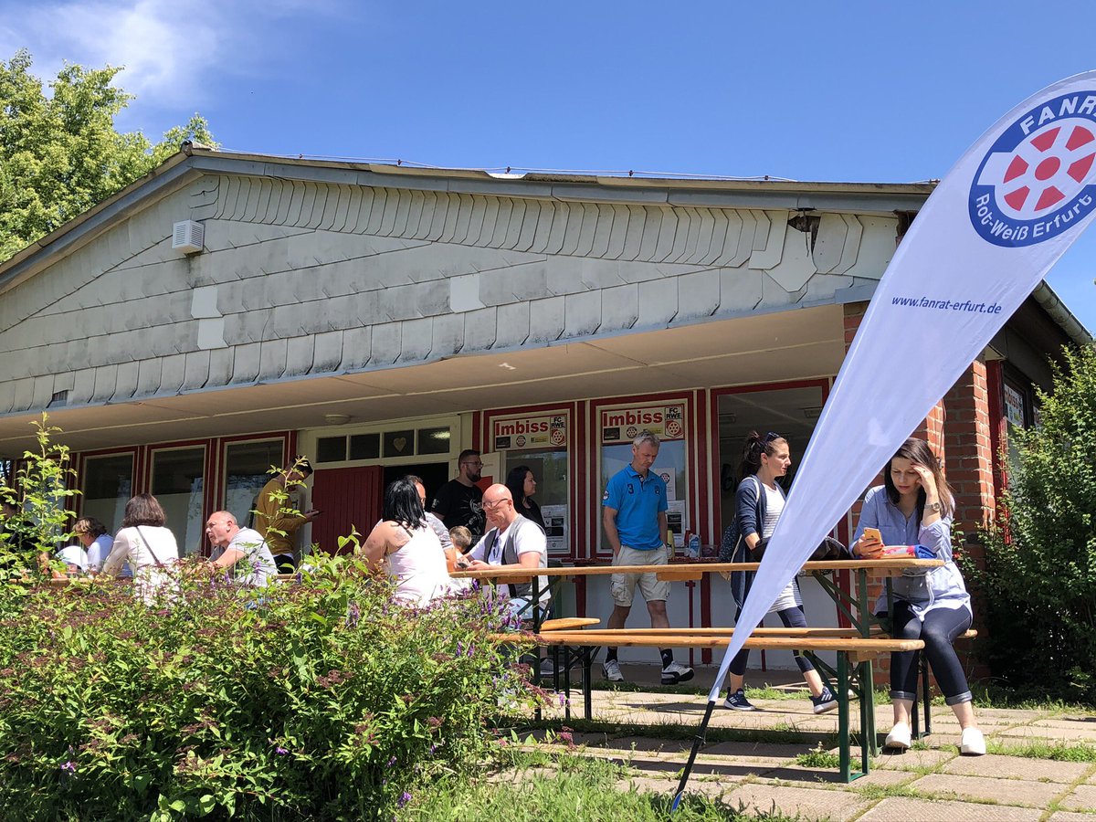 Zipfelmuetze's tweet photo. 🤝 Gemeinsam für @ROTWEISSERFURT beim Sichtungstraining: der #Förderverein Fußballherz (https://t.co/Gq3CYC5Z4T) versorgt die jungen Spieler, der @RWE_Fanrat die Eltern und Gäste. 🔴⚪️ https://t.co/lsGCVPt2NV