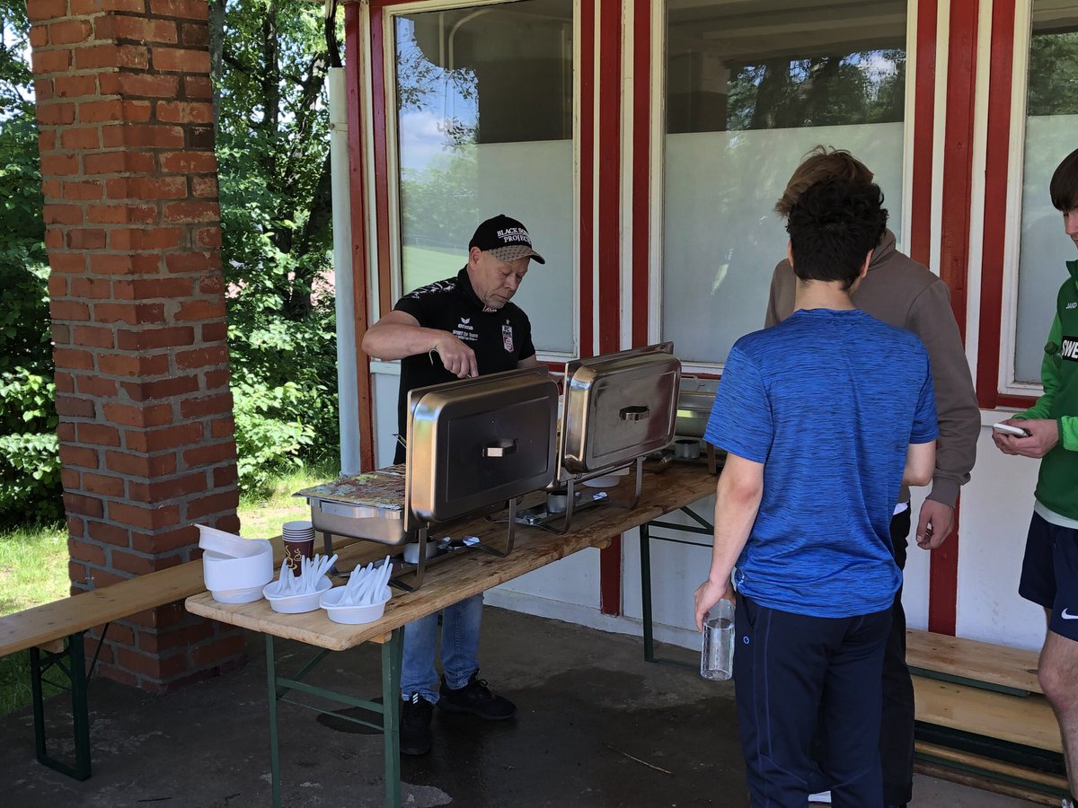 Zipfelmuetze's tweet photo. 🤝 Gemeinsam für @ROTWEISSERFURT beim Sichtungstraining: der #Förderverein Fußballherz (https://t.co/Gq3CYC5Z4T) versorgt die jungen Spieler, der @RWE_Fanrat die Eltern und Gäste. 🔴⚪️ https://t.co/lsGCVPt2NV