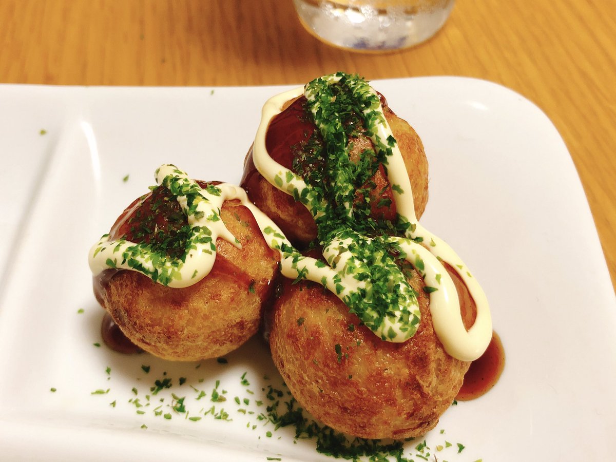 kaneddi's tweet photo. 今日はひとりでたこ焼きパーティー

形も良く焼けました♪

#ひとりごはん #たこ焼き https://t.co/Y4xujlxW9f