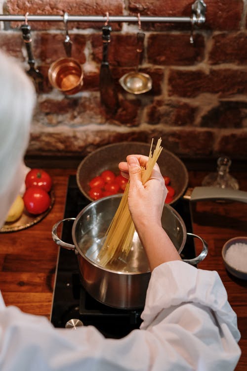 GaslandChef's tweet photo. Cooking at the weekend.🍝
.
.👉https://t.co/csmxtC1Fyw
.📷by cottonbro thanks guy.

#cooking #kitchen #modernkitchen #kitchenappliances #builtincooktop #homelife #lightkitchen #kitchendeco r#kitchenware #kitcheninspiration #rangehood#homedecor #newbuildkitchen https://t.co/4Y3pAlRNIw