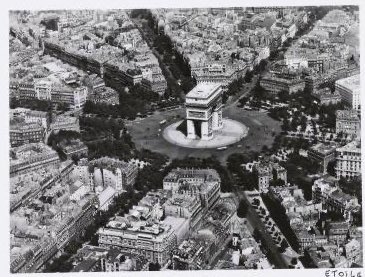 1/THREAD : Vues aériennes de Paris dans les années 1950, par le photographe Roger Henrard.  @museecarnavalet
