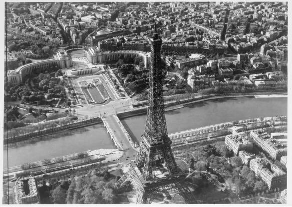 1/THREAD : Vues aériennes de Paris dans les années 1950, par le photographe Roger Henrard.  @museecarnavalet