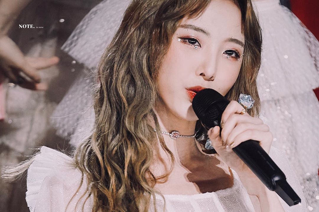 solariszone's tweet photo. the visuals these photos hold 🔥🔥 they actually have the simplest outfits and stage design but it's not a hindrance for them to make this performance lit 
#LostinNenexDingYuxi https://t.co/FDwY8Y28qJ