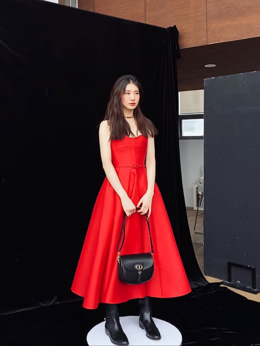 baevsuzy's tweet photo. Is Dior Boutique lost their #Suzy mannequin? https://t.co/lnL7QxJxJm