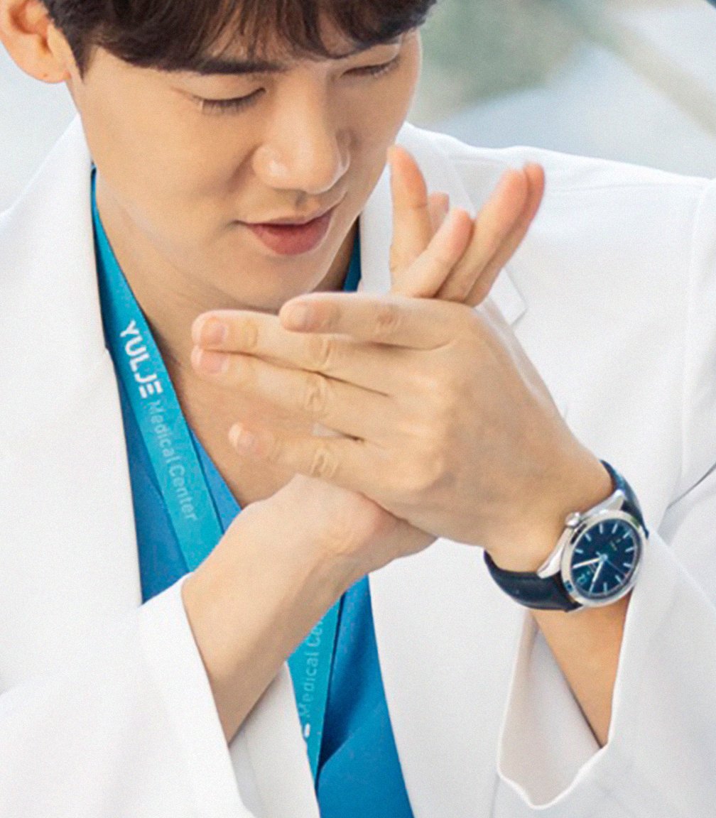 #YooYeonseok as Ahn Jeongwon featuring his delicate hands  - a thread