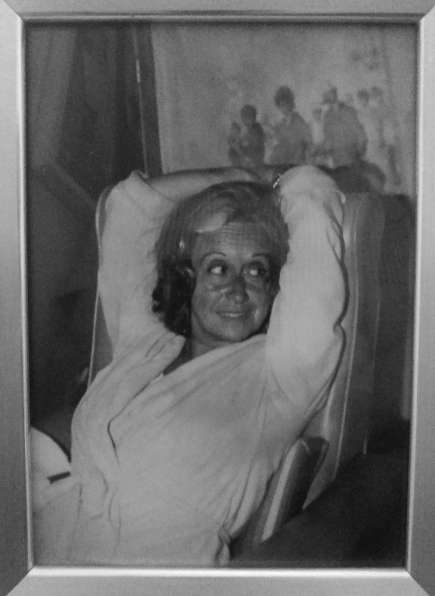 ¿Qué es la vida?, ¿Un sentimiento, una lucha continua por sobrevivir?, ¿Por qué pensamos en prepararnos una vida,  cuando la vida pasa sin preguntar si queremos seguir?. Tengo 90 años y yo si quiero sobrevivir.

Rosa Bel, mi madre, a punto de cumplir 91 años.

📷 #MRevilla