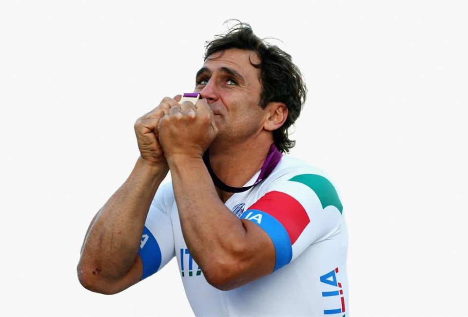 barillagroup's tweet photo. "#Zanardi è un grande italiano perché ti spinge a volare alto. Lo fa senza pretendere di convincerti, lo fa con la forza dell'esempio" #ForzaAlex https://t.co/JpEFGWHfaT https://t.co/LTVKLmI7KI
